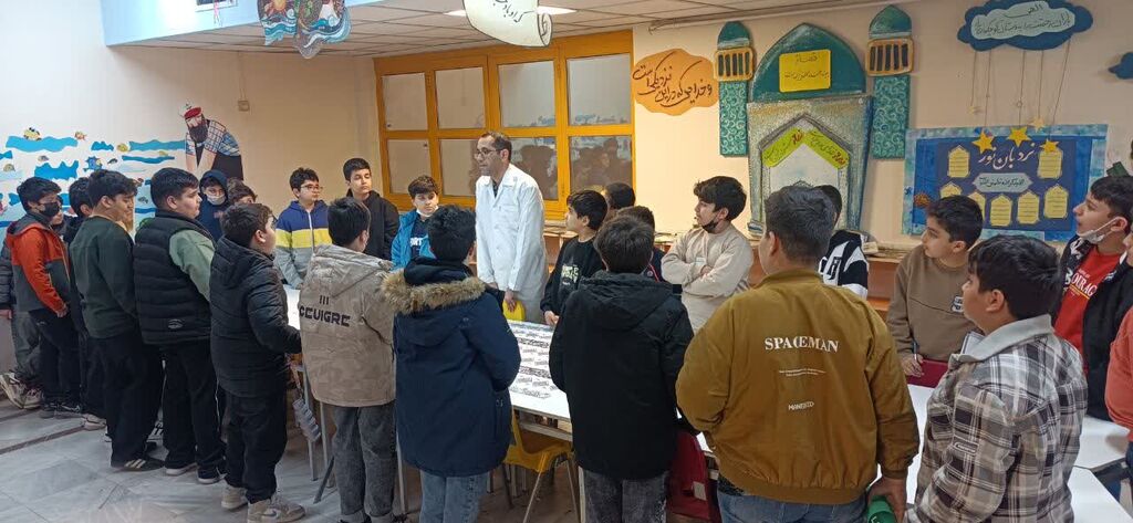 1374900-1 دانشآموزان کرمانشاهی، در کانون با معجزه آبگریزی نانوسیلیس آشنا شدند