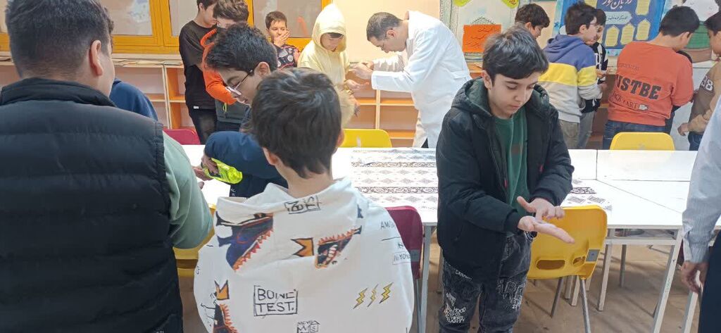 1374901-1 دانشآموزان کرمانشاهی، در کانون با معجزه آبگریزی نانوسیلیس آشنا شدند