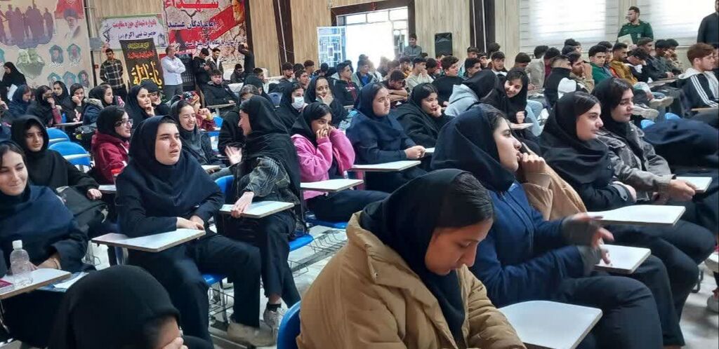 1375317 امام جمعه کرندغرب از عضو کودک هنرمند کانون تجلیل کرد