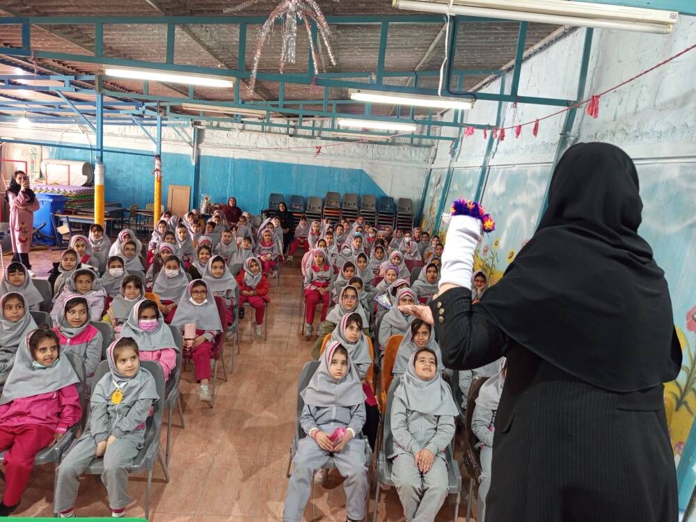 1375384 نمایش «کرم اندازهگیر» و قصهگویی شور یادگیری را در مدرسه فرهنگ زنده کرد