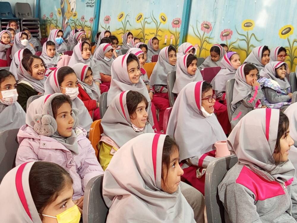 1375385 نمایش «کرم اندازهگیر» و قصهگویی شور یادگیری را در مدرسه فرهنگ زنده کرد