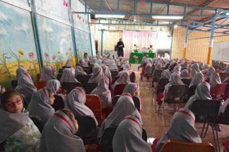 نمایش «کرم اندازه‌گیر» و قصه‌گویی شور یادگیری را در مدرسه فرهنگ زنده کرد