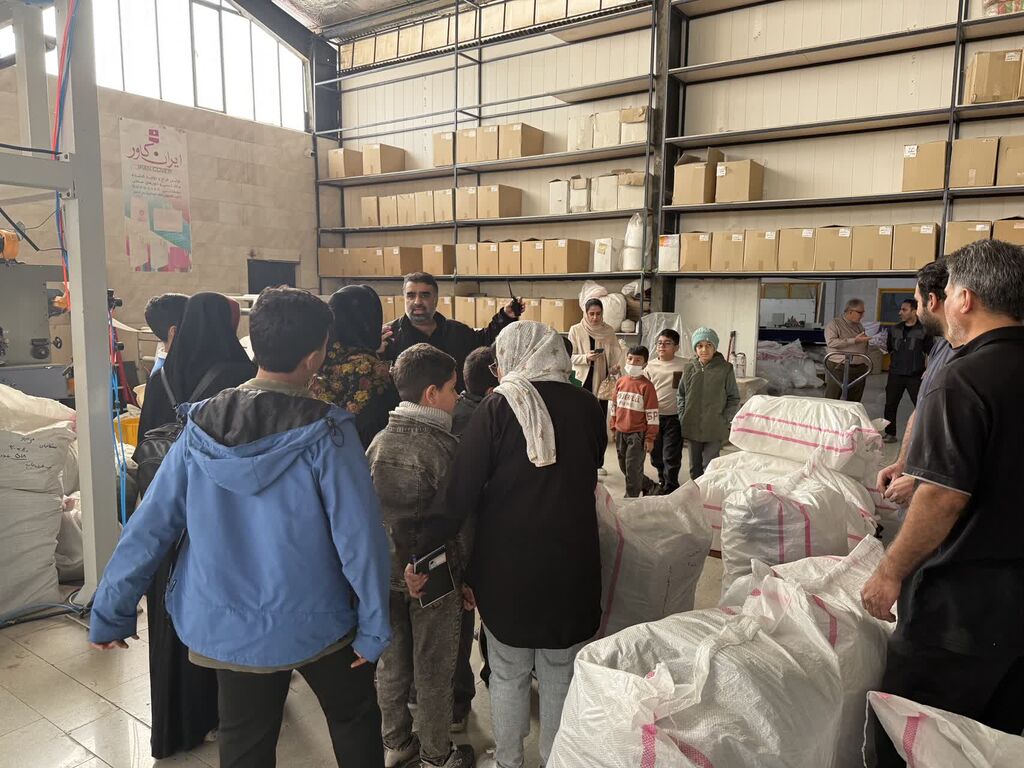 1375540-1 اردوی علمی اعضای کانون بندرگز از کارخانه صنعتی