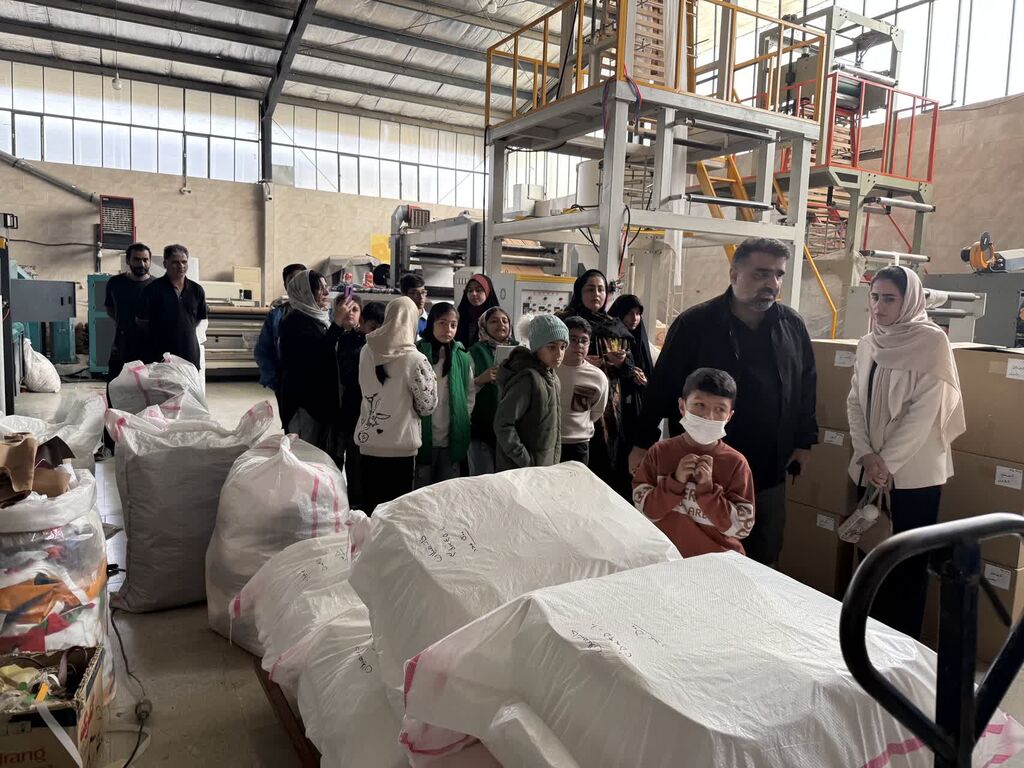 1375541-1 اردوی علمی اعضای کانون بندرگز از کارخانه صنعتی