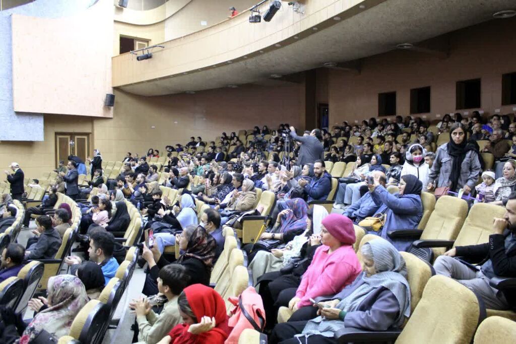 1375854-1 آیین پایانی جشنوارههای تئاتر استانهای کشور در کرمانشاه برگزار شد