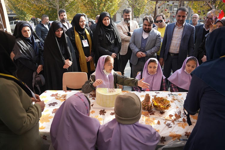 1375973-1 زیبایی پاییز با آیین گشایش جشنوارهی برگریزان کانون رقم خورد