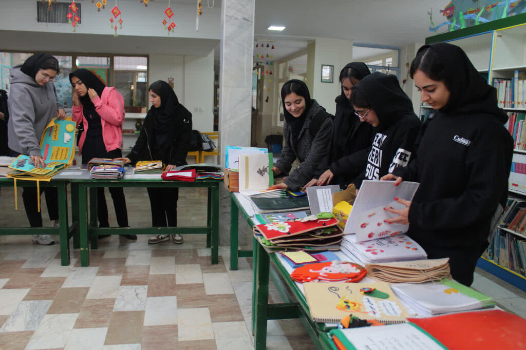 1377085-1 رونمایی از ۱۰۰ عنوان کتاب حسی،لمسی در شهرستان مهاباد