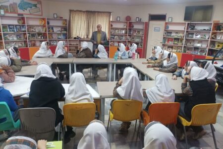 قصه‌گویی پدربزرگ قصه گوی دره شهری دربین اعضای علاقمند به قصه گویی