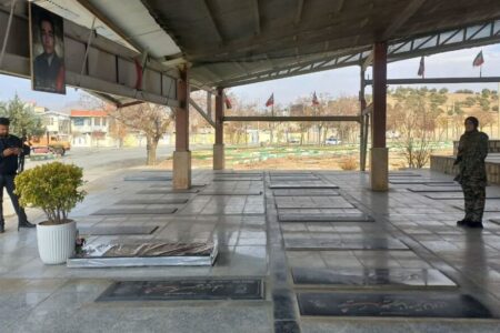 ضبط قصه محیطی زندگی شهید “حاج رمضان” در مزار شهدای سنقر