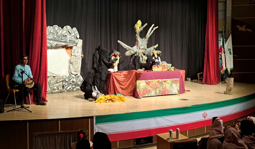 1378112 نمایش «زمینگُرده» در سالن مجتمع فرهنگی هنری گرگان روی صحنه رفت