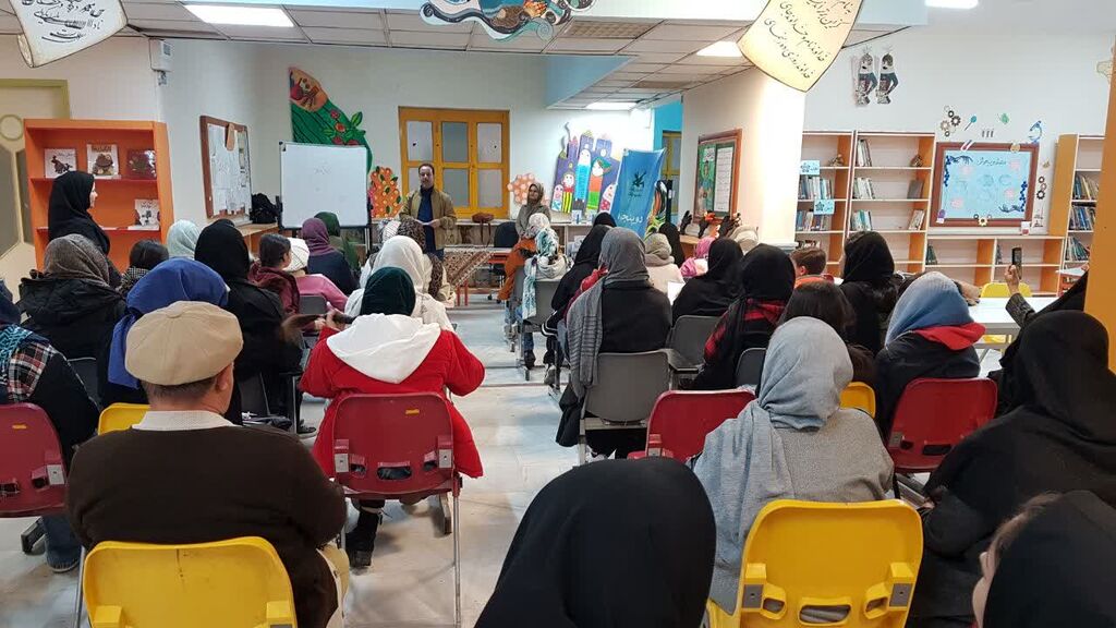 1378123 جهان شاعرانه سرشار از سؤال است