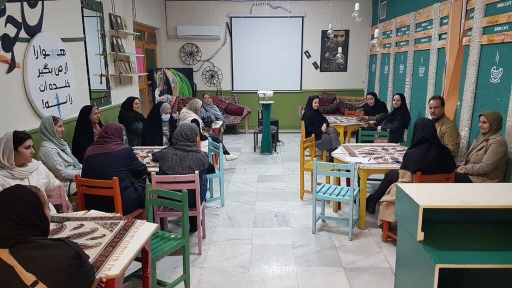 نشست مربیان و اولیای مدارس با غلام‌رضا بکتاش در کانون کرمانشاه