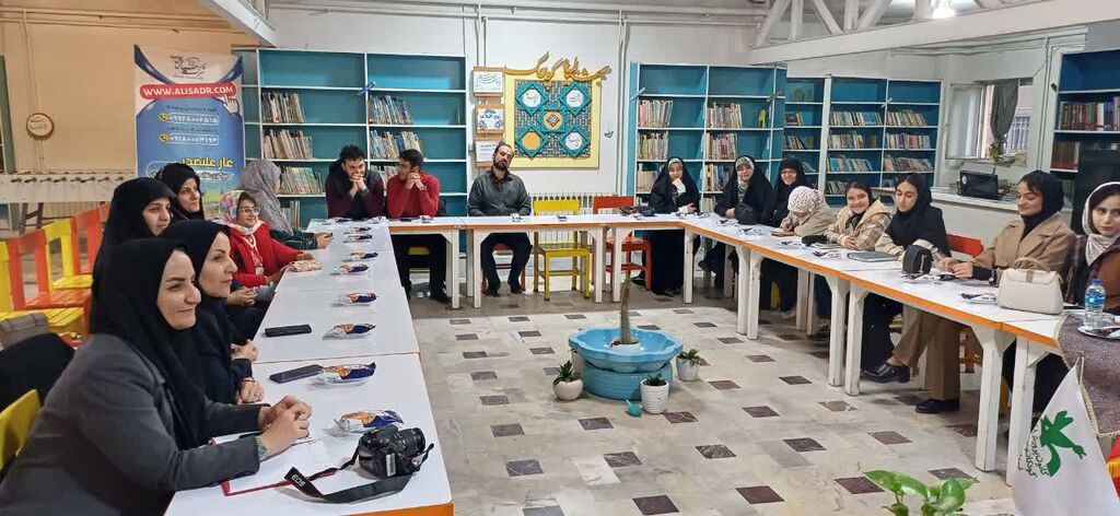 1378795 برگزاری چهارمین انجمن ادبی کانون استان با حضور حسین دهلوی، شاعر کشور