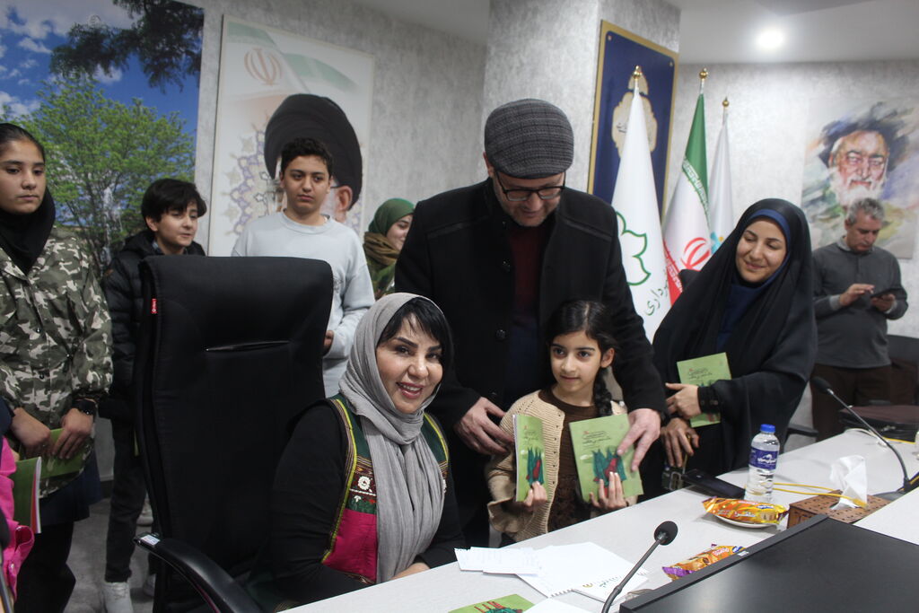 1378822-1 «یک شعر بی طاقت» در تبریز نقد شد