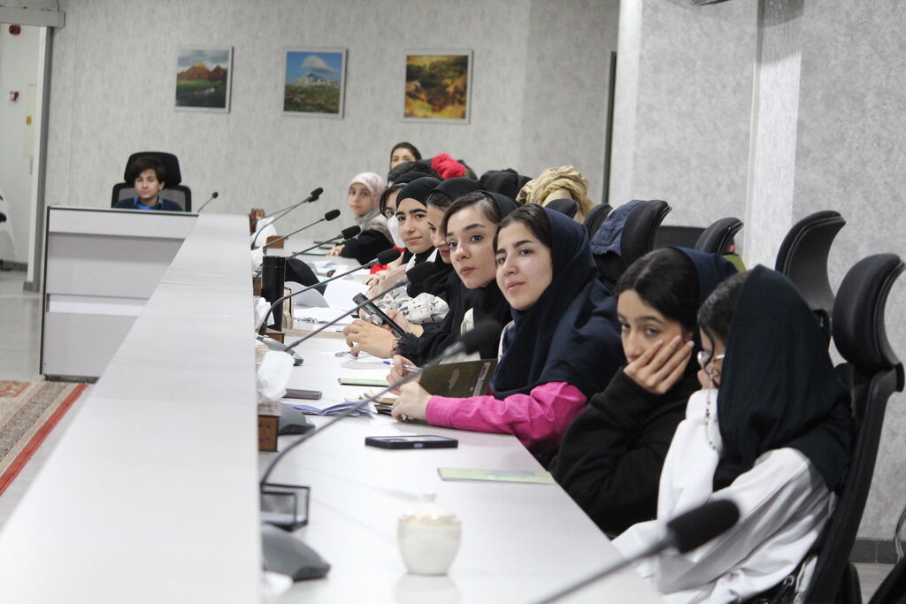 1378825 «یک شعر بی طاقت» در تبریز نقد شد