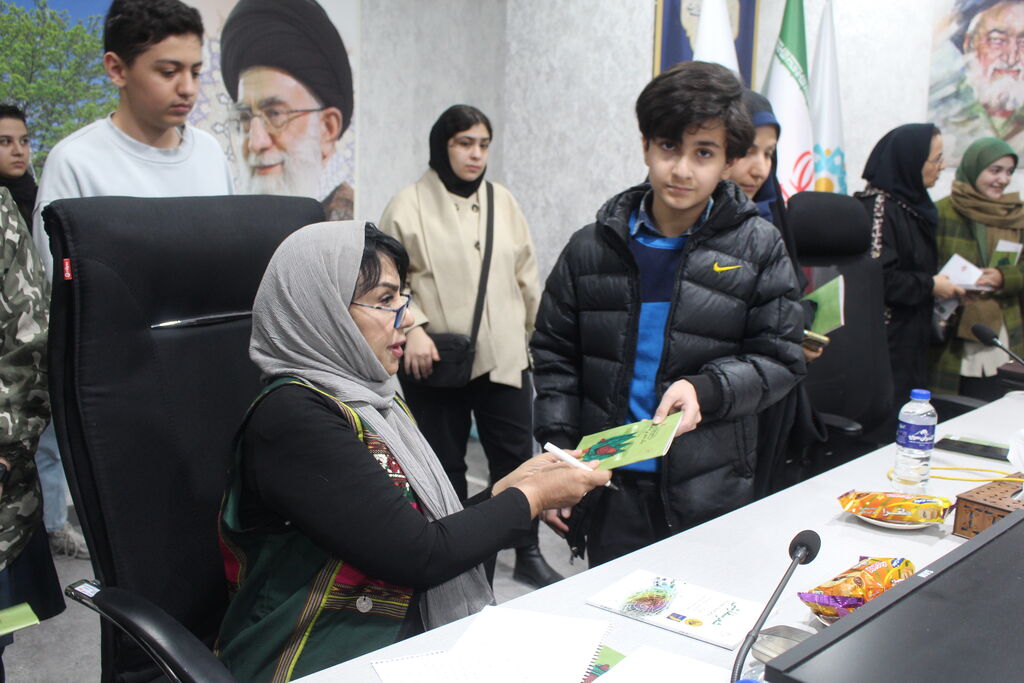 1378840-1 «یک شعر بی طاقت» در تبریز نقد شد