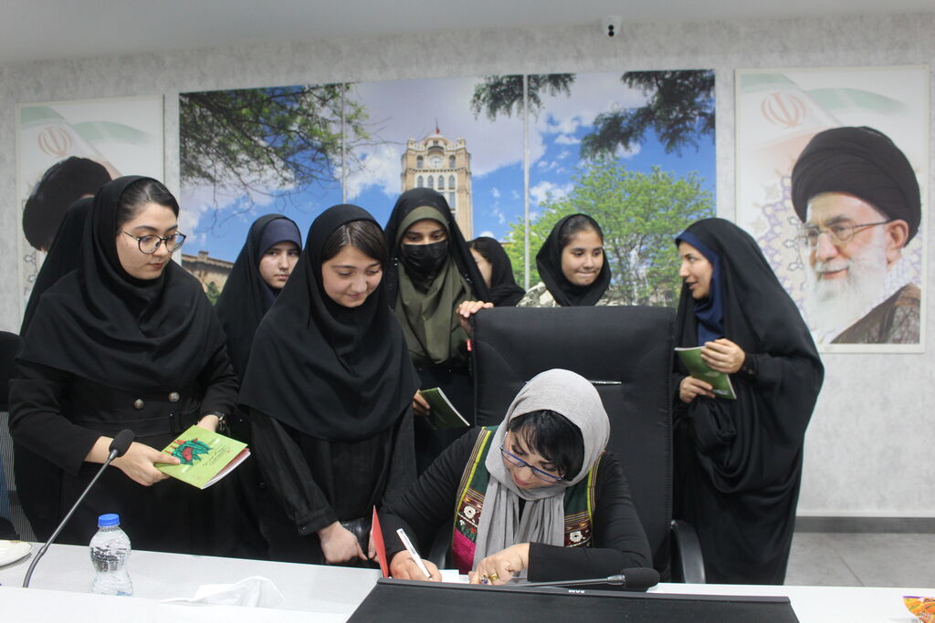 1378841-1 «یک شعر بی طاقت» در تبریز نقد شد