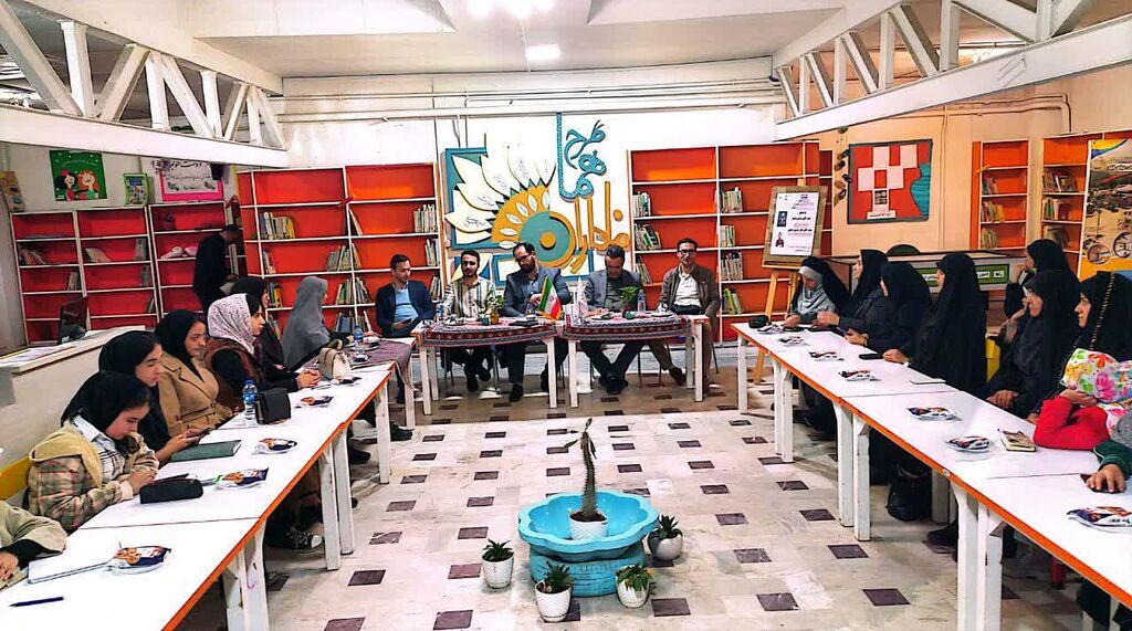 1379508 برگزاری چهارمین انجمن ادبی کانون استان با حضور حسین دهلوی، شاعر کشور