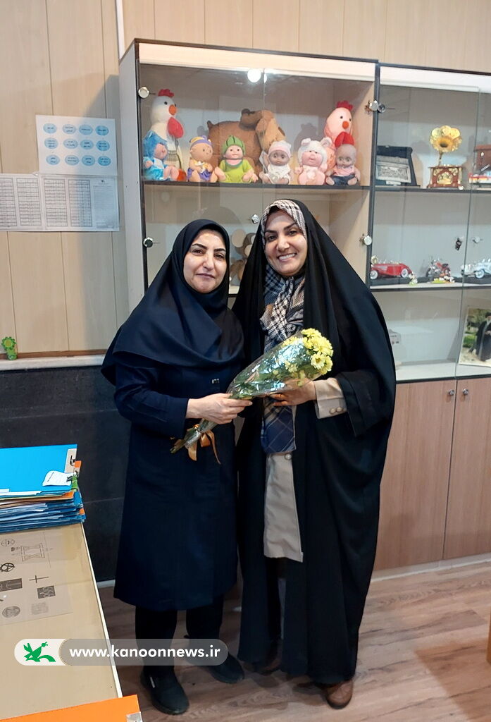 1379610-1 تقدیر مدیرکل کانون استان بوشهر از بانوان شاغل در کانون
