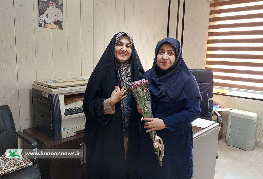 1379612-1 تقدیر مدیرکل کانون استان بوشهر از بانوان شاغل در کانون