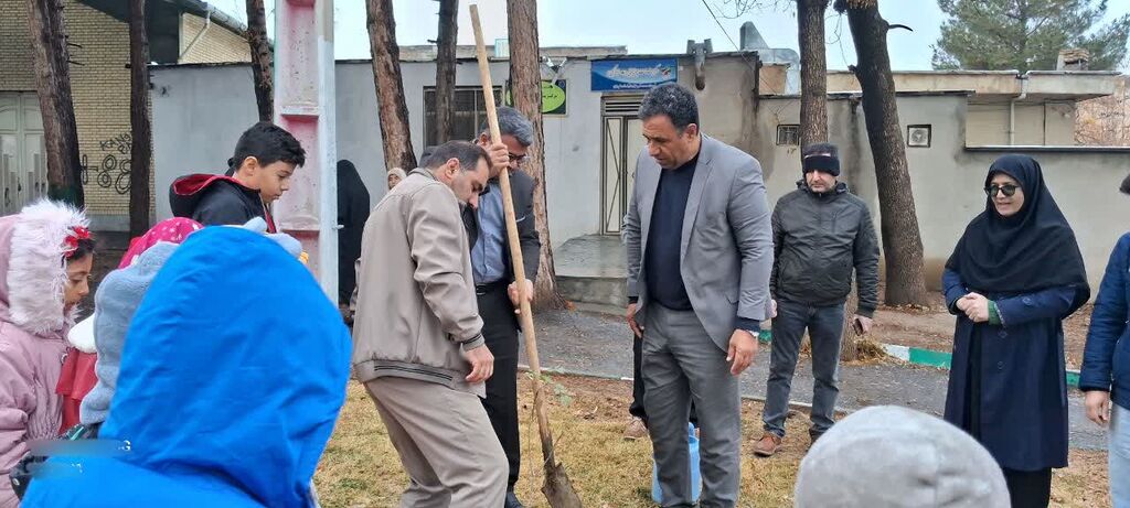 1379950 کاشت «درختان مهر» به یاد بانوی مهربانیها در کنگاور