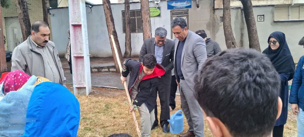 1379951 کاشت «درختان مهر» به یاد بانوی مهربانیها در کنگاور