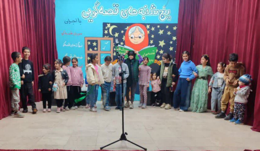 1380023 مرکز روانسر آیین کهن قصهگویی را با یاد مادران پیوند زد