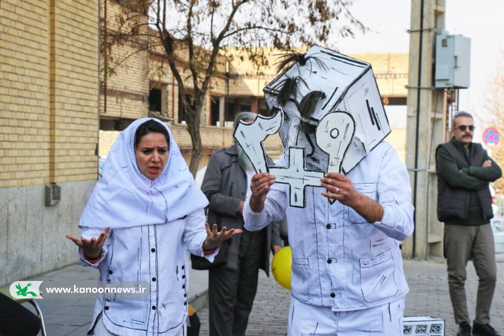 شبِ اسرارآمیز؛ هشدار به والدین و نوجوانان درباره اعتیاد دیجیتال در قالب نمایشی خیابانی