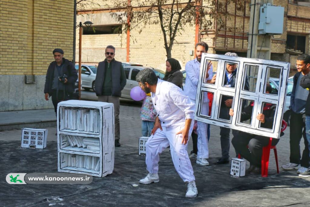 شبِ اسرارآمیز؛ هشدار به والدین و نوجوانان درباره اعتیاد دیجیتال در قالب نمایشی خیابانی