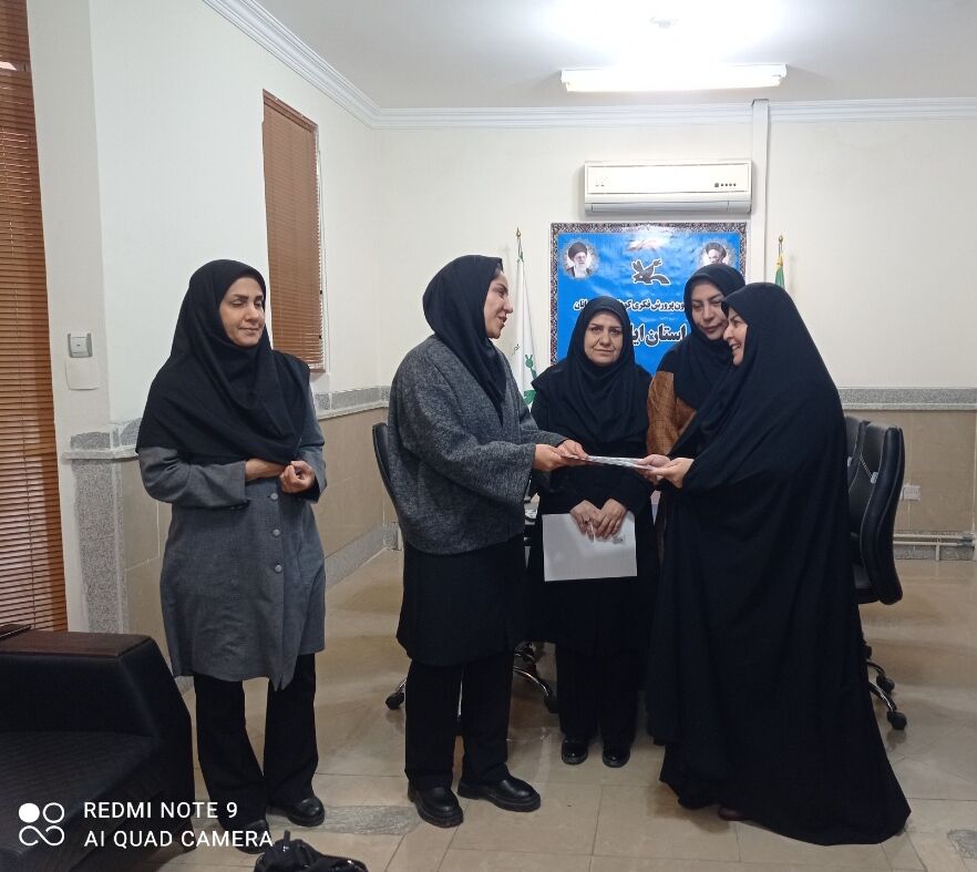 1380315 تجلیل از بانوان سرپرست خانوار کانون استان ایلام