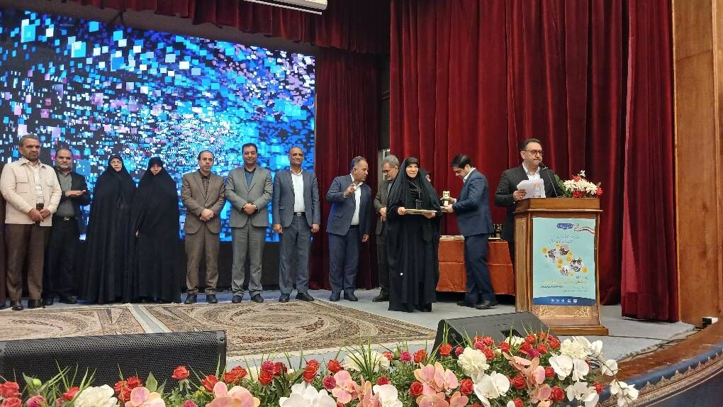 1381404 مربی کانون قزوین پژوهشگر برتر آموزش و پرورش شد