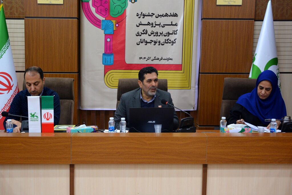 عرفان و کودکی بیش از کتاب، مربی‌محور است