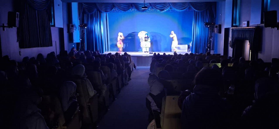 1382958 دو نمایش"داشت عباسقلیخان پسری" و " مسافر اشتباهی" در مراکز گزوبرخوار و شاهینشهر اجرا میگردد