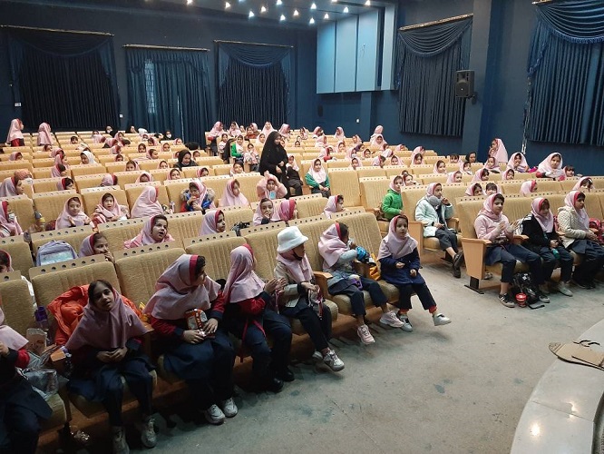 1382960 دو نمایش"داشت عباسقلیخان پسری" و " مسافر اشتباهی" در مراکز گزوبرخوار و شاهینشهر اجرا میگردد