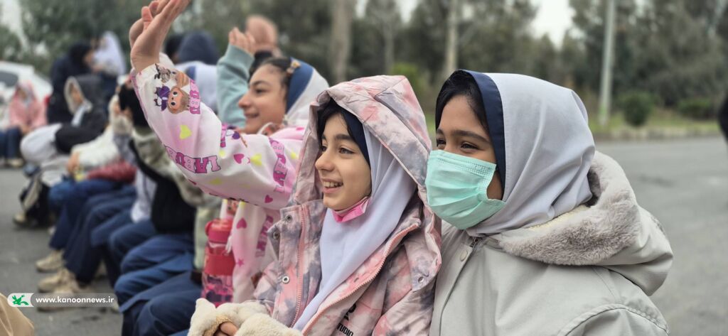 چرخ‌های شادی در گلستان می‌چرخد؛ تماشاخانه سیار کانون کشور مهمان کودکان بندرگز