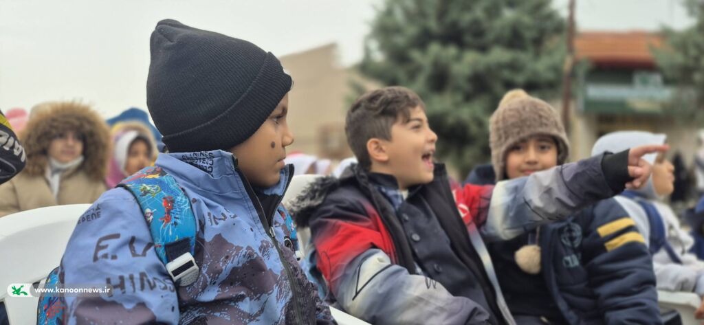 چرخ‌های شادی در گلستان می‌چرخد؛ تماشاخانه سیار کانون کشور مهمان کودکان بندرگز