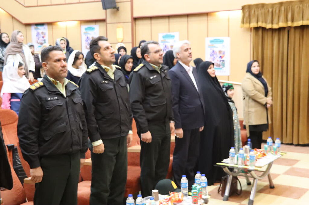 1383299 رئیس مرحله استانی جشنواره قصه گویی ایلام در آیین اختتامیه اعلام کرد