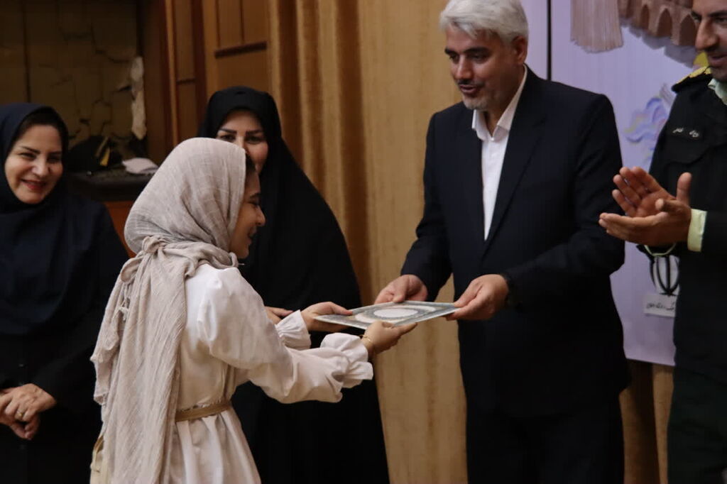 1383302 رئیس مرحله استانی جشنواره قصه گویی ایلام در آیین اختتامیه اعلام کرد