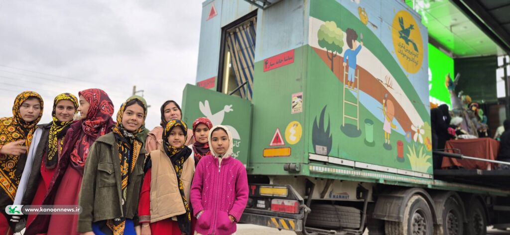 1383964 شادی و نشاط، هدیه تماشاخانه سیار کانون به کودکان روستای دهنه گمیشان