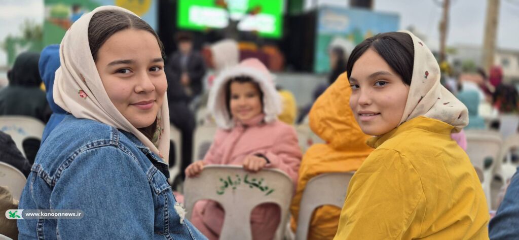 1383965 شادی و نشاط، هدیه تماشاخانه سیار کانون به کودکان روستای دهنه گمیشان