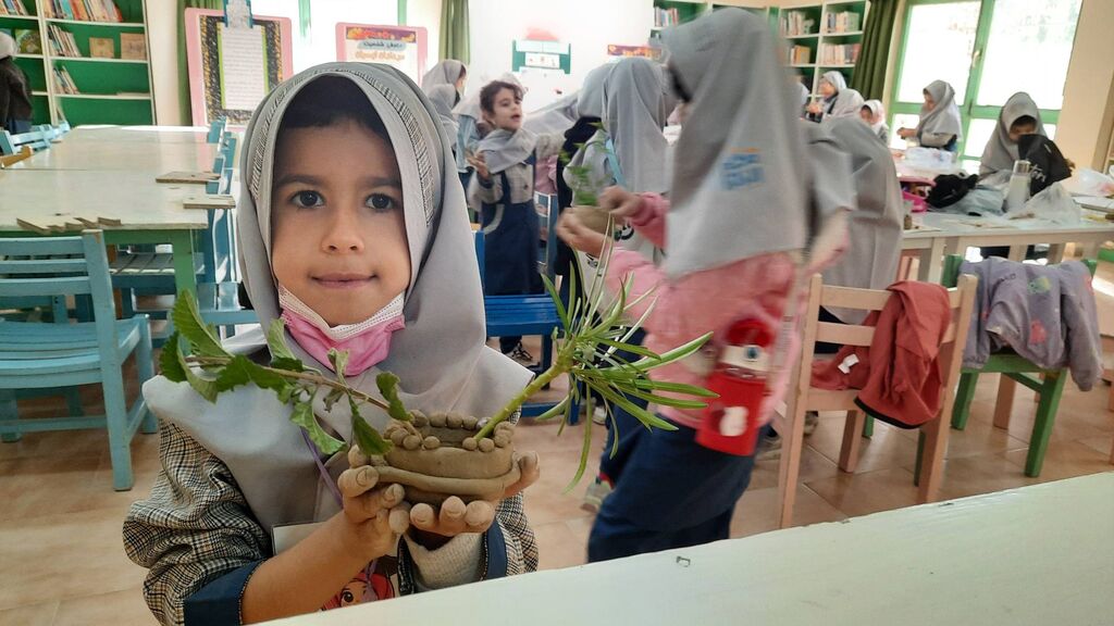 1383974 دانشآموزان پایه دوم مکتب الزهرا با کتاب و هنر در کانون لارستان آشنا شدند