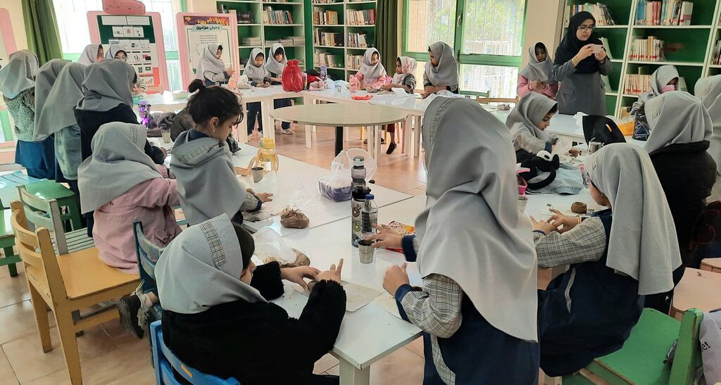 1383975 دانشآموزان پایه دوم مکتب الزهرا با کتاب و هنر در کانون لارستان آشنا شدند