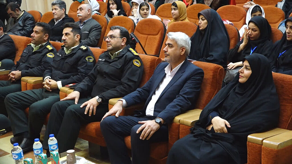 1384225 رئیس مرحله استانی جشنواره قصه گویی ایلام در آیین اختتامیه اعلام کرد