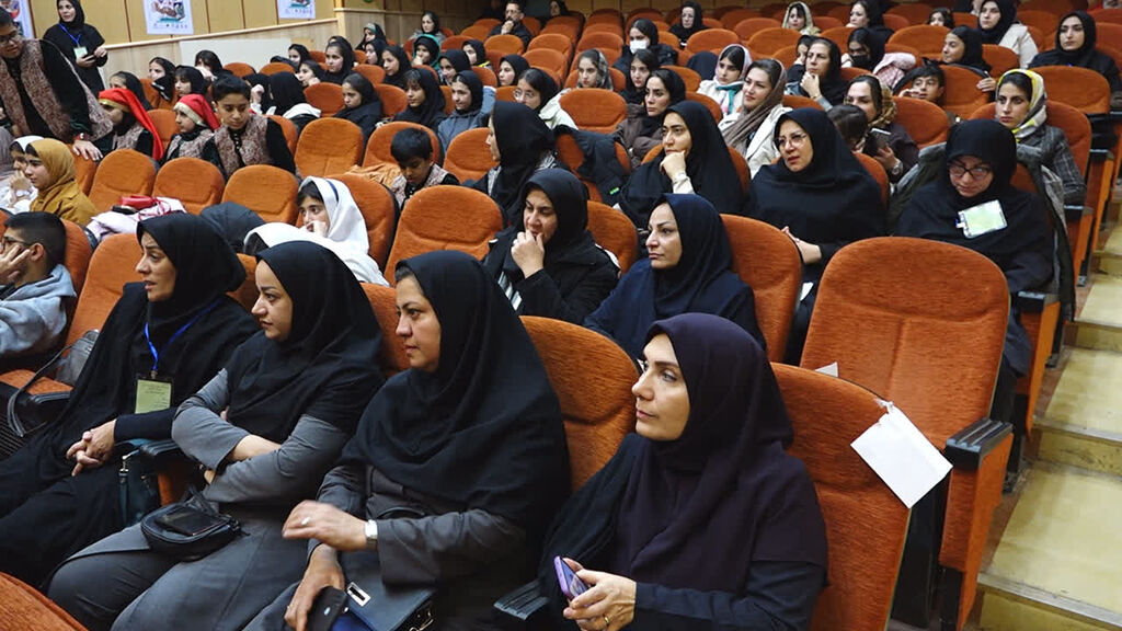 1384228 رئیس مرحله استانی جشنواره قصه گویی ایلام در آیین اختتامیه اعلام کرد