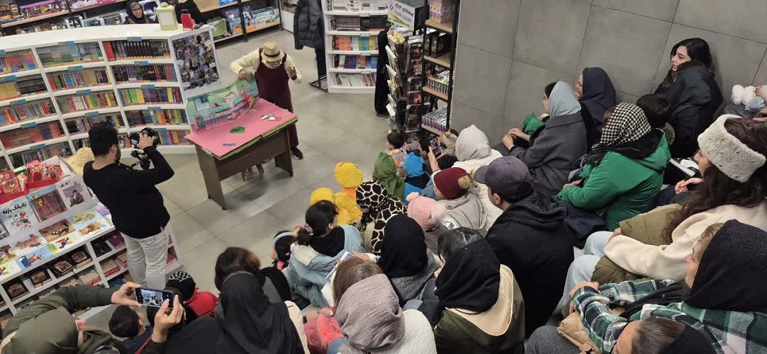 1384398 کاروان یلدا با قصهها و نمایشهای شاد به شهر فرهنگ و هنر چهارباغ بالای اصفهان رسید