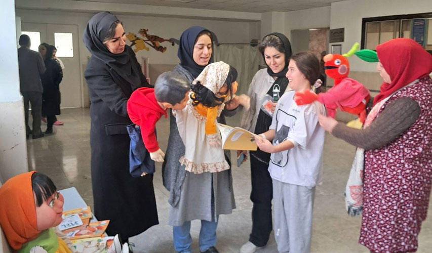 1384422 حضور مربیان کانون استان تهران در بیمارستان کودکان بهرامی تهران