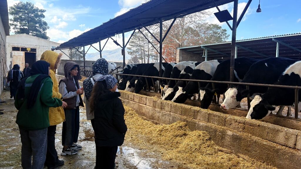 1384898 کانون مرکز پاسارگاد نوجوانان را با تجربه علمی از طبیعت تا دامپروری همراه کرد