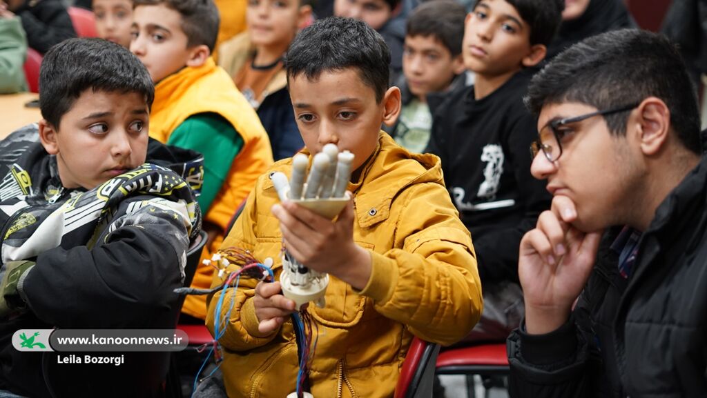 1385713 آشنایی اعضای نوجوان کانون استان مرکزی با رباتهای شریف