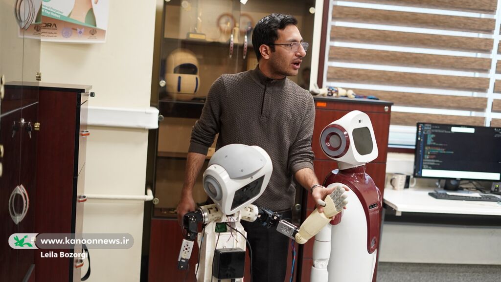 1385714 آشنایی اعضای نوجوان کانون استان مرکزی با رباتهای شریف