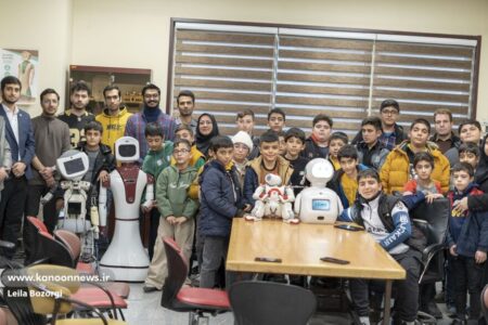 آشنایی اعضای نوجوان کانون استان مرکزی با ربات‌های شریف